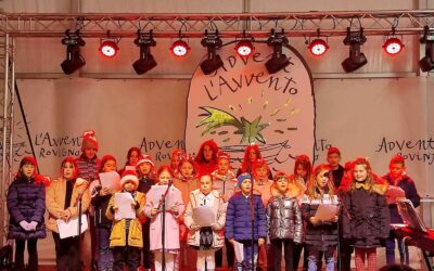 Nastup zbora na paljenju 3. adventske svijeće