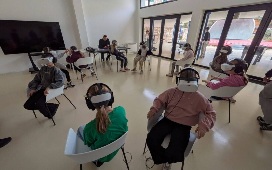 Učenici 5.b razreda OŠ Jurja Dobrile u VR kinu